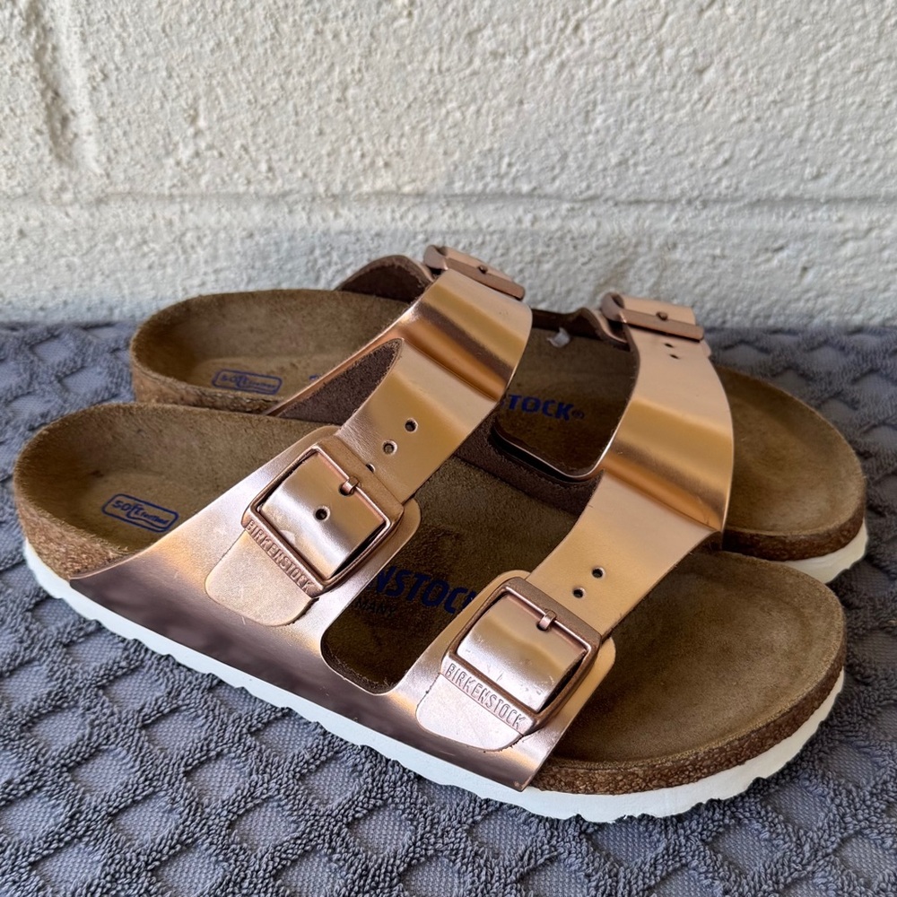 BIRKENSTOCK ARIZONA SOFT FOOTBED SANDALS METALLIC COPPER US 5-5.5